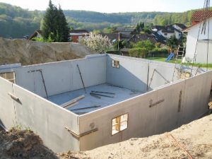Bei Fertigkellern ist die kunststoffmodifizierte Dickbeschichtung ein probates Mittel zur Kellerabdichtung außen