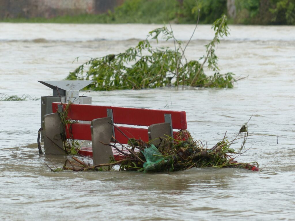 Wasser im Keller nach Unwetter? Das können Sie jetzt tun! -  Hochwasserschutz Profis